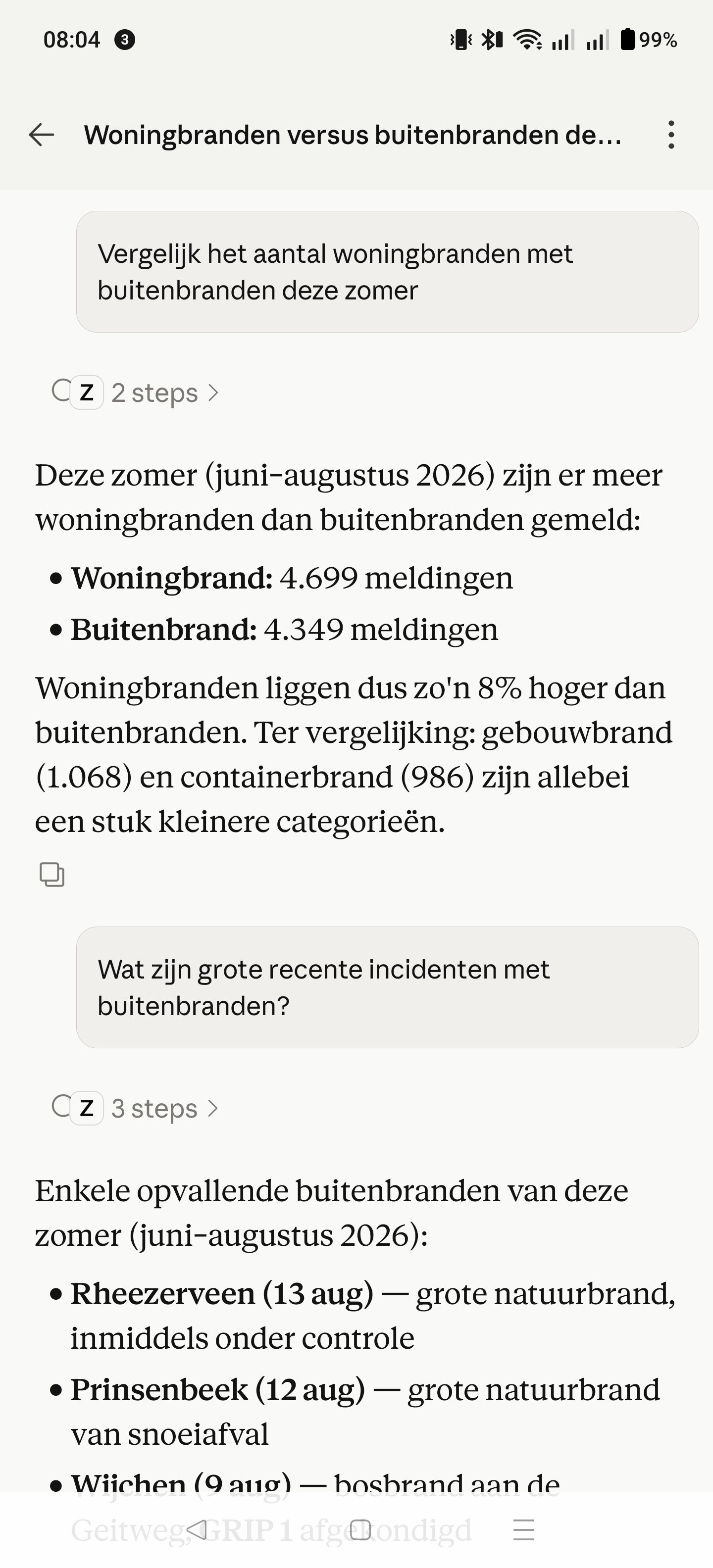 Screenshot van een chatgesprek met een AI-assistent die de Zwaailicht-tools aanroept. Op de vraag "Vergelijk het aantal woningbranden met buitenbranden deze zomer" komt het antwoord: 4.699 woningbranden tegen 4.349 buitenbranden, zo'n 8% meer, met gebouwbrand (1.068) en containerbrand (986) als kleinere categorieën. Op de vervolgvraag naar grote recente buitenbranden volgt een lijst met onder meer Rheezerveen, Prinsenbeek en Wijchen.