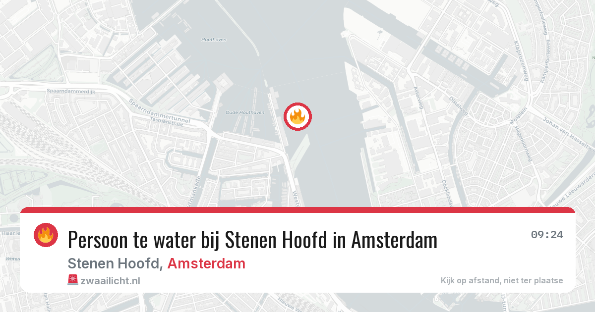 Persoon te water bij Stenen Hoofd in Amsterdam — 9 mei 2026
