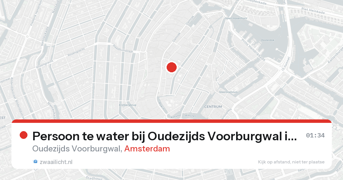 Persoon te water bij Oudezijds Voorburgwal in Amsterdam — 8 feb 2026