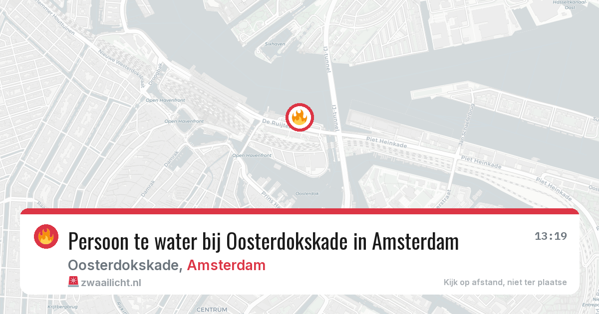 Persoon te water bij Oosterdokskade in Amsterdam — 23 mei 2026