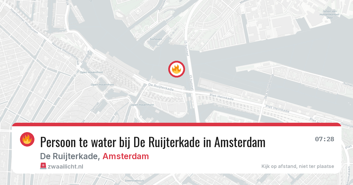 Persoon te water bij De Ruijterkade in Amsterdam — 19 jun 2026
