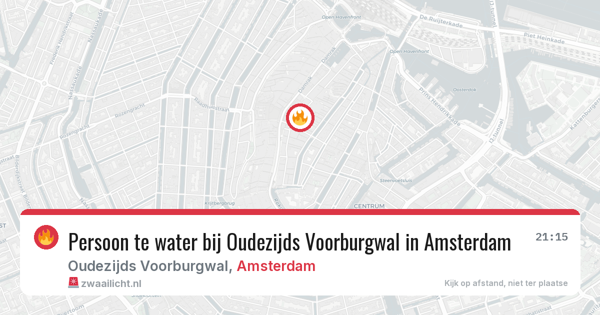 Persoon te water bij Oudezijds Voorburgwal in Amsterdam — 2 mei 2026