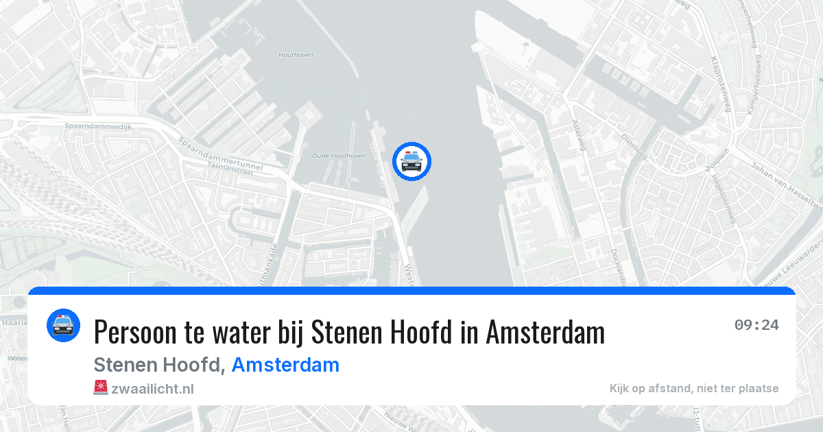 Persoon te water bij Stenen Hoofd in Amsterdam — 9 mei 2026
