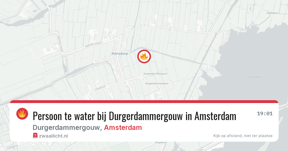 Persoon te water bij Durgerdammergouw in Amsterdam — 23 jul 2026