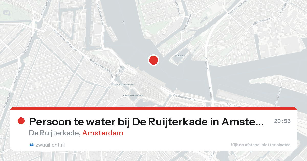 Persoon te water bij De Ruijterkade in Amsterdam — 24 aug 2026