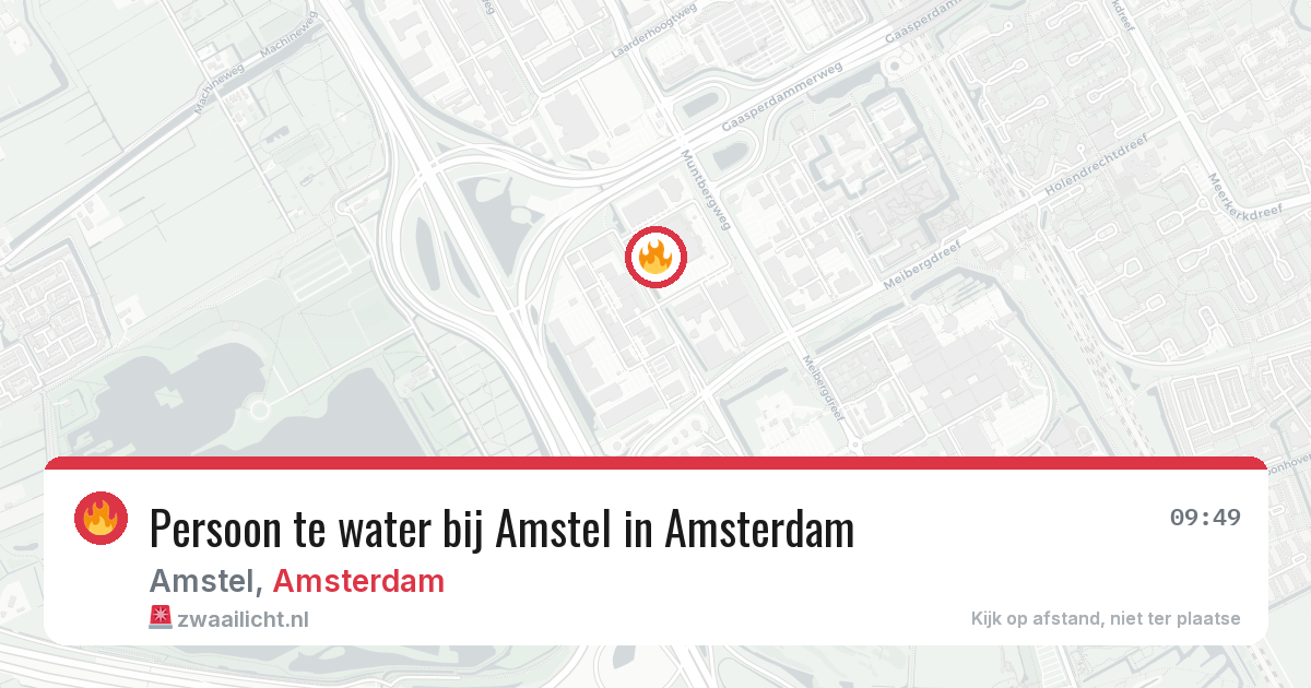 Persoon te water bij Amstel in Amsterdam — 26 mei 2026