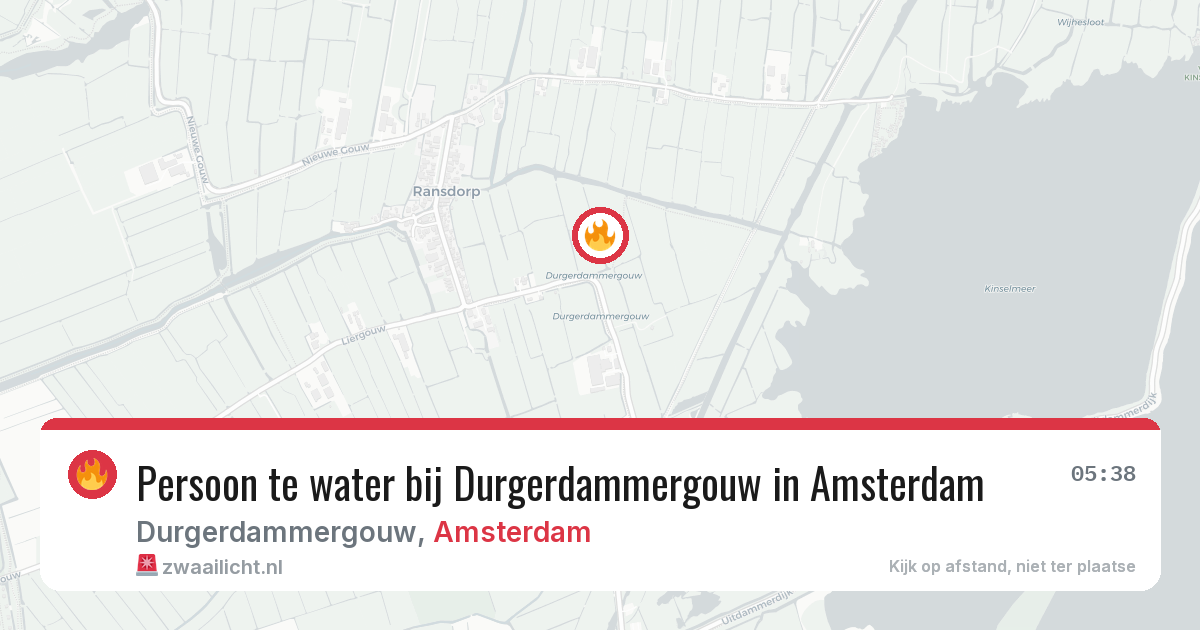 Persoon te water bij Durgerdammergouw in Amsterdam — 10 apr 2026