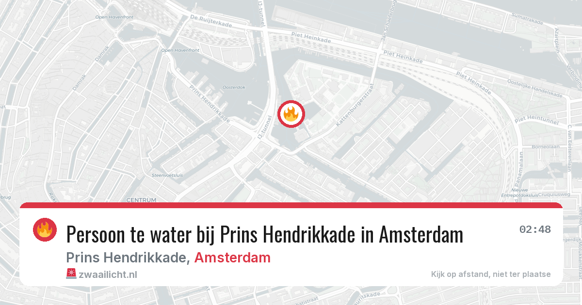 Persoon te water bij Prins Hendrikkade in Amsterdam — 17 apr 2026